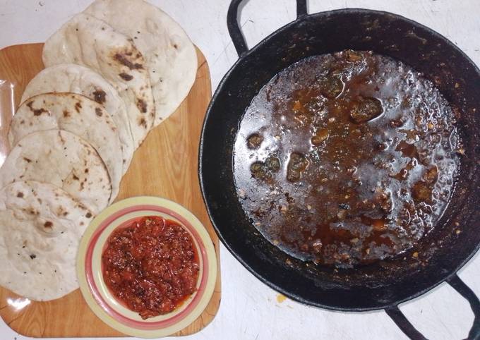 A picture of Wok spinach pork, naan and tomato pickle🍅🧄🧅🥬🌶️.