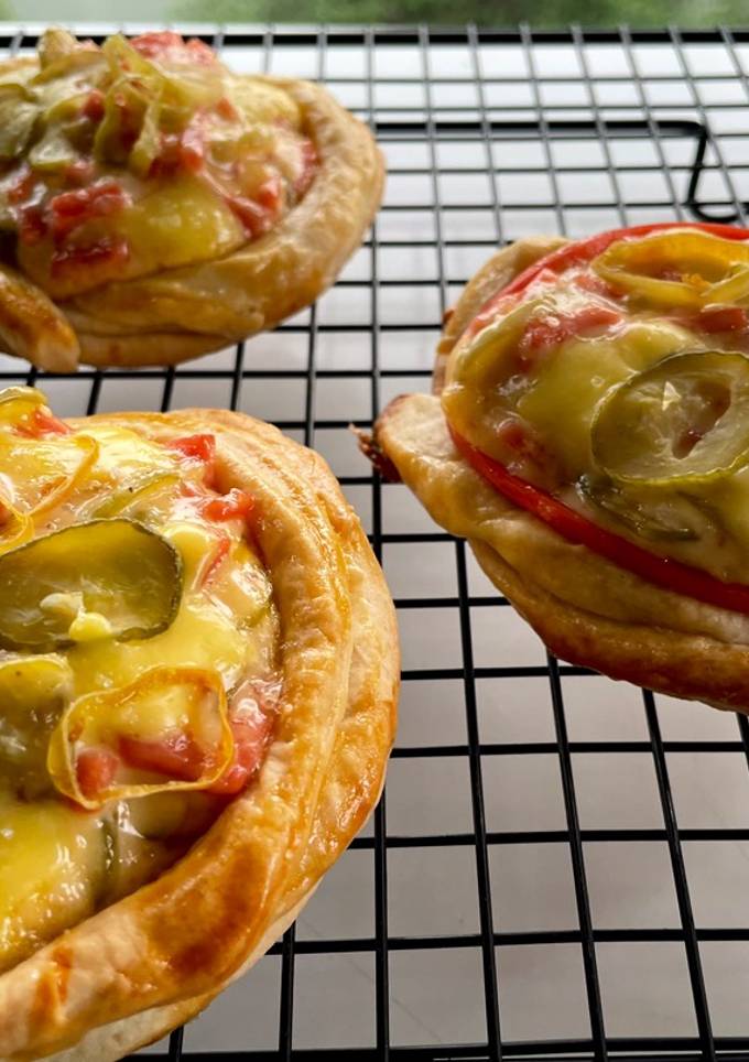 รูปของ แฮมมายองถ้วยแป้งพัฟอย่างเร็ว(Mayon Ham Cheese in Pastry Puff Cup)🧀🥒🍞
