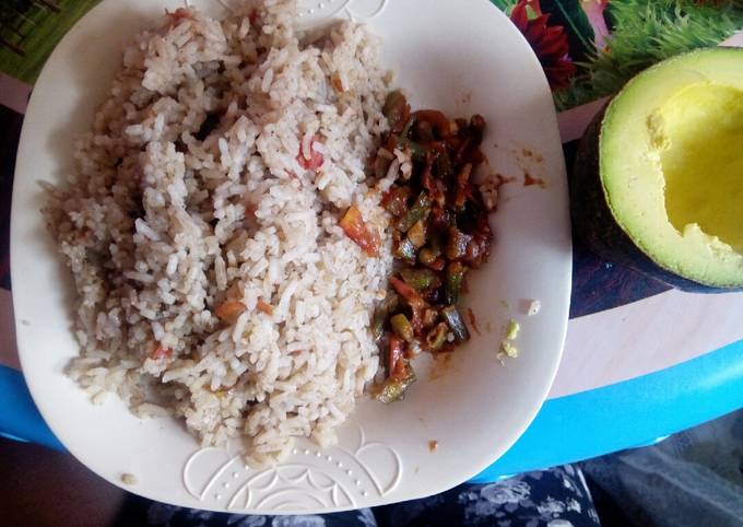 A picture of Vegetable pilau served with french beans.