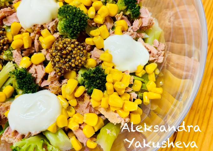 A picture of Broccoli Salad with Tuna, Arugula and lentils.