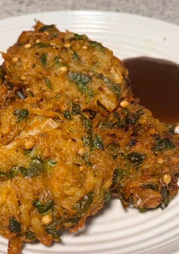 A picture of Aloo laccha pakoras.