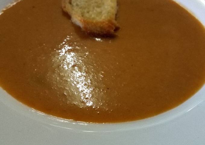 A picture of Tomato soup /Croutons.