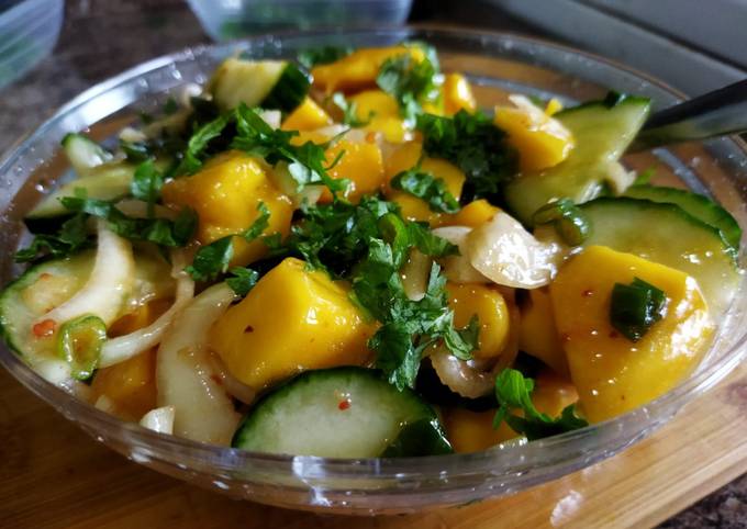 A picture of Mango-cucumber-strawberry salad.