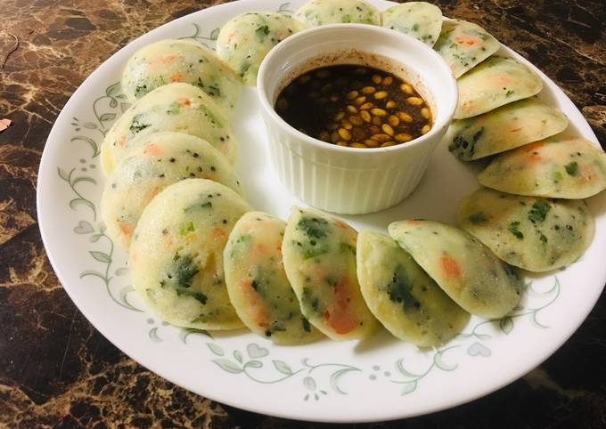 A picture of Soft Spongy Vegetable Idli.