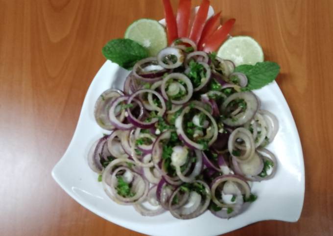 A picture of Mint & onion kachumber salad 🌱🧅🥗.