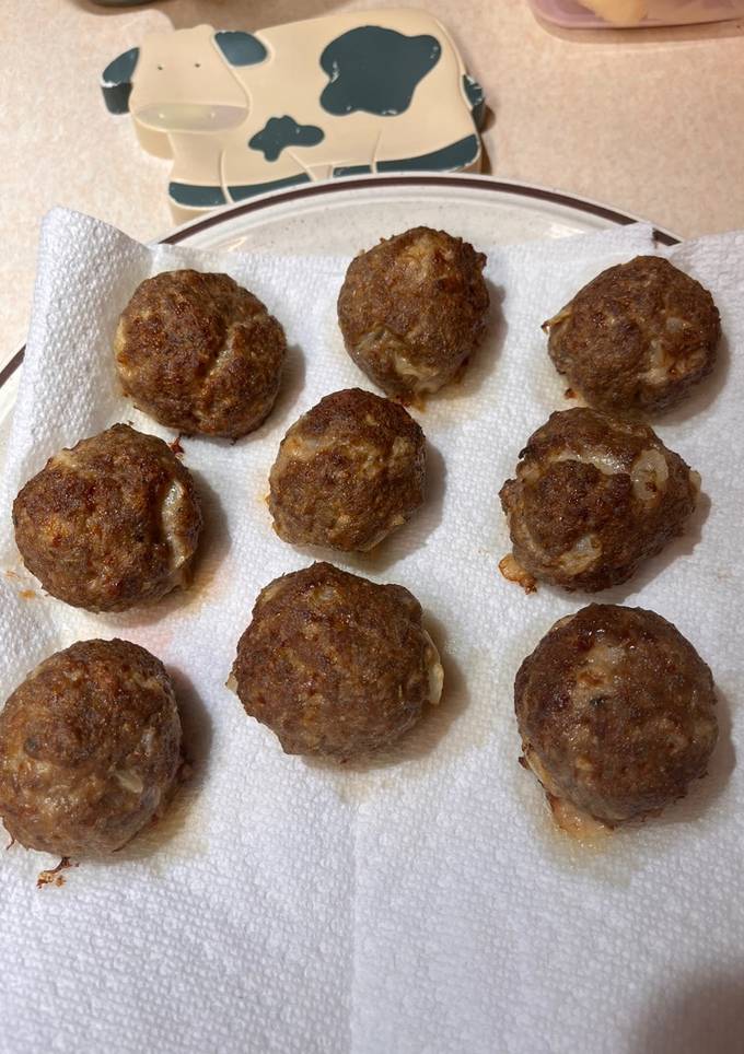 A picture of Meatballs in Airfryer.