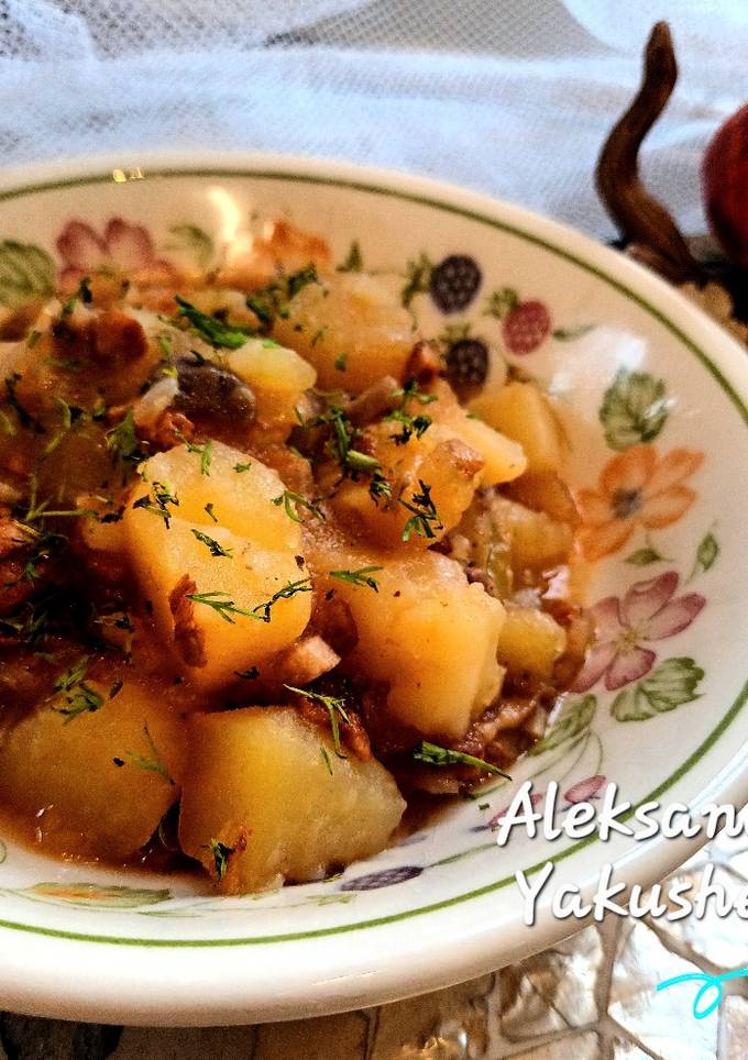 A picture of Potatoes with chanterelles in a slow cooker.