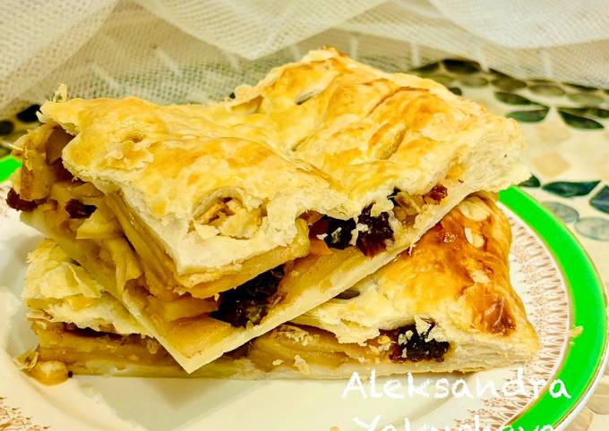 A picture of Apple and pear pie in puff pastry.