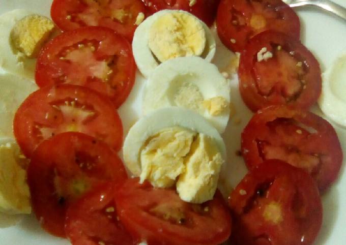 A picture of Tomato salad with boiled eggs.