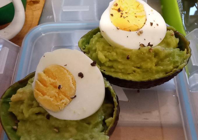 A picture of Avocado 🥑 & boiled egg 🥚delish.😋.