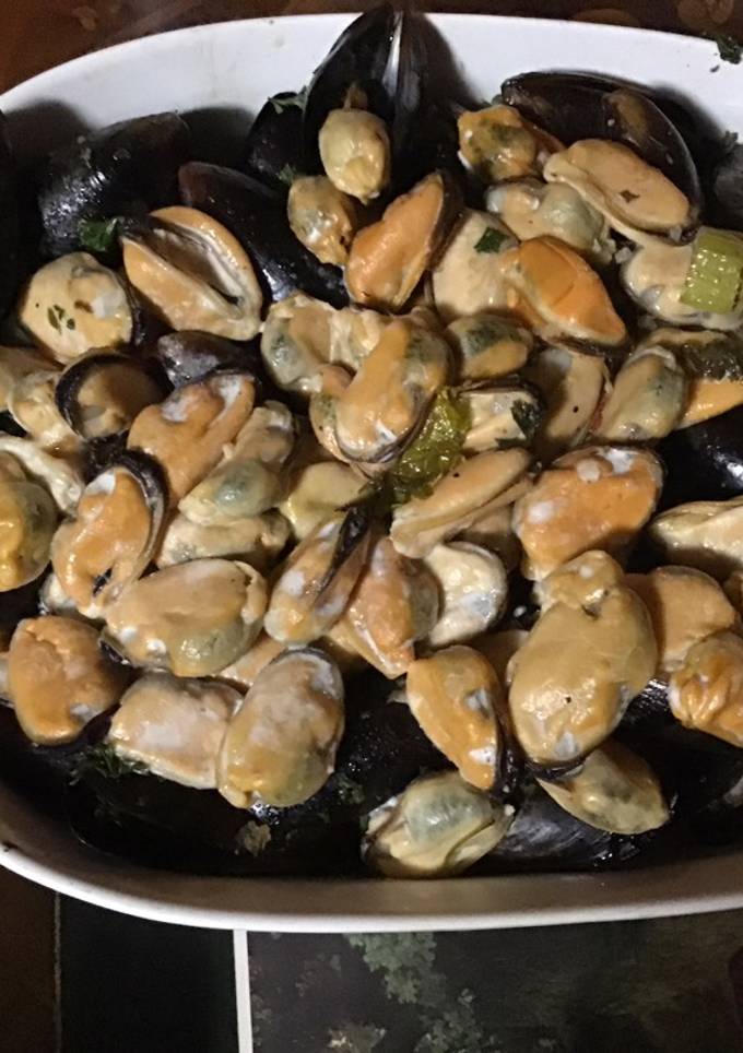 A picture of California Farm Mussels in Garlic Cream with French Fries.