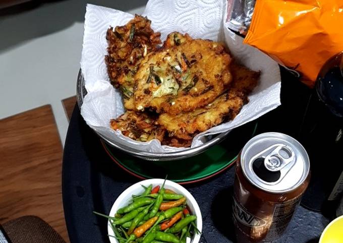 A picture of Vegetable Fritters (Bakwan Goreng).