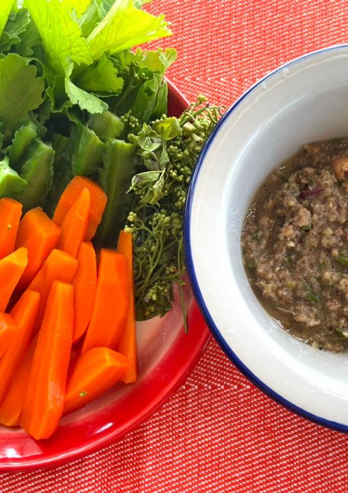 รูปของ น้ำพริกมะกอกปลาย่างพริกขี้หนูสดแกล้มผัก🥬🥚🌶️🧄🍋