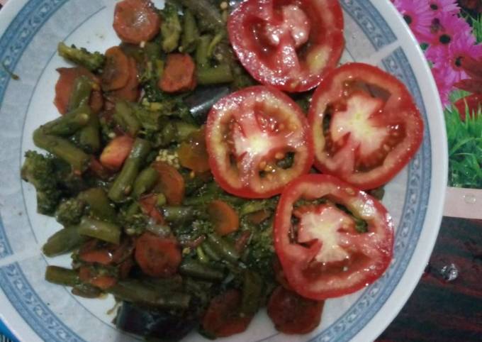 A picture of French beans with broccoli.