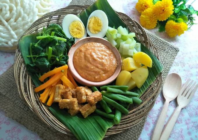 A picture of Gado-Gado Surabaya: Mixed Vegetables with Peanut Sauce Dressing.