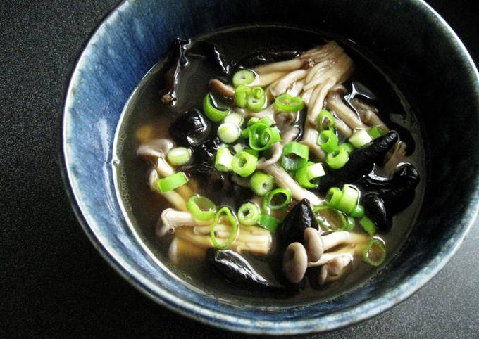 A picture of Black Fungus & Asian Mushroom Soup.