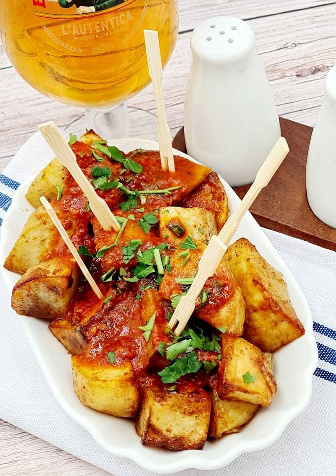 A picture of Patatas bravas.