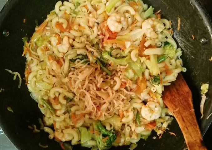 A picture of Stir fry mixed noodle with shrimp & Vegetable.