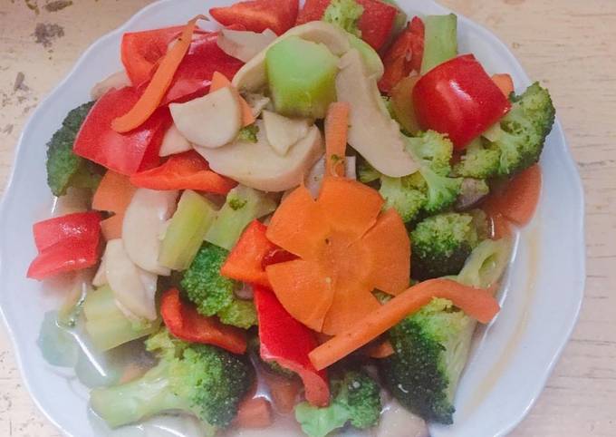 A picture of Stir fried vegetable in season (vegan food).