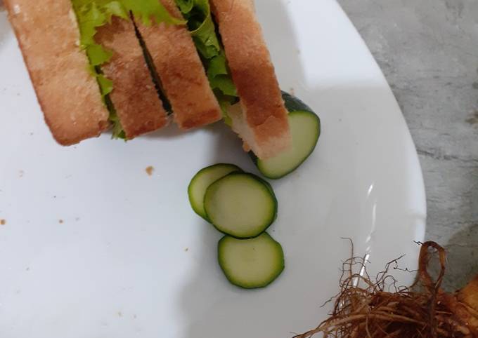 A picture of Bread lettuce breakfast.