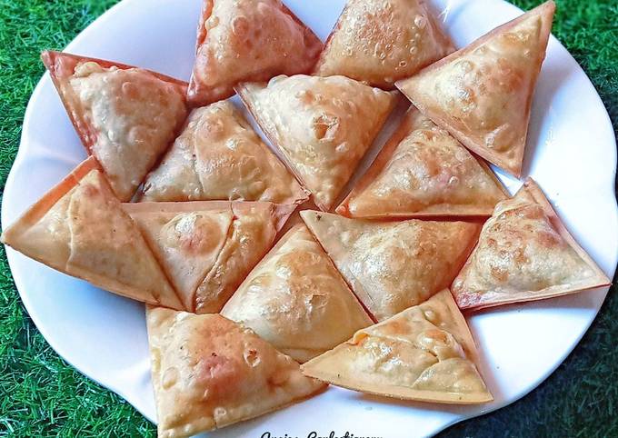 A picture of Vegetable samosa.