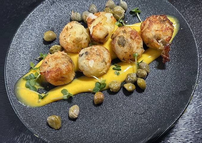 A picture of Crab balls with curry mayonnaise and capers.