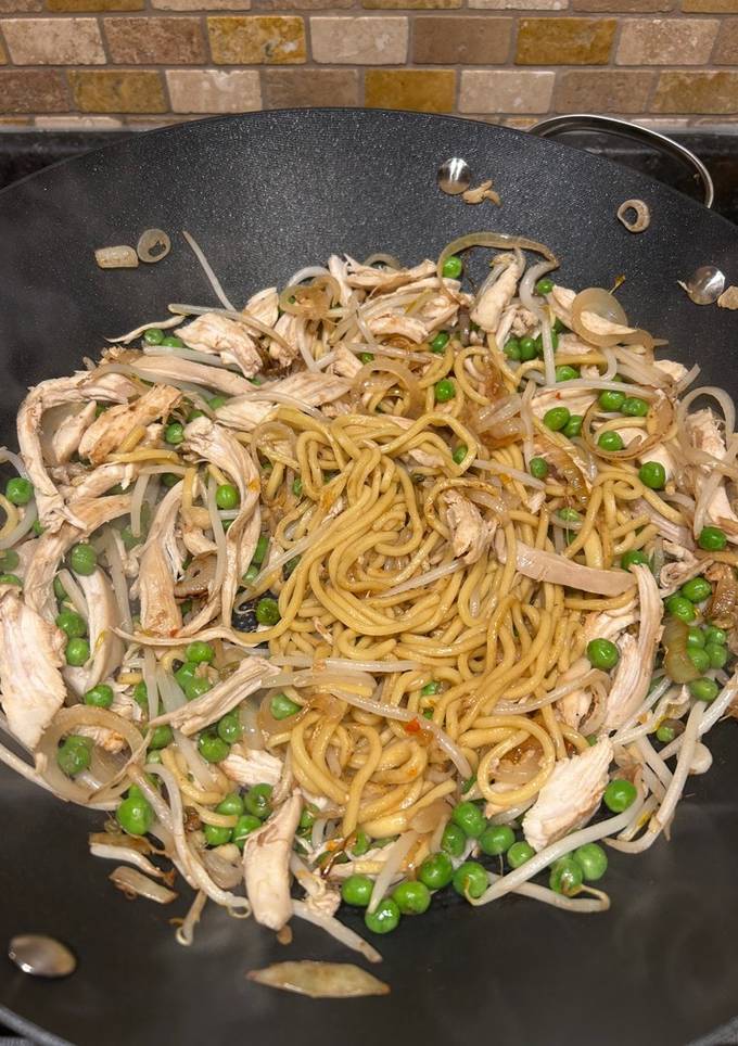 A picture of Chicken Chow Mein.