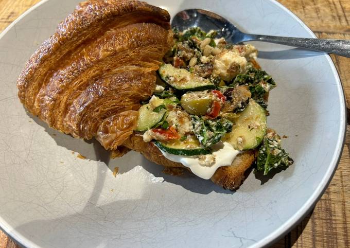 A picture of Sweet Veggie Mix with croissant 🥐.