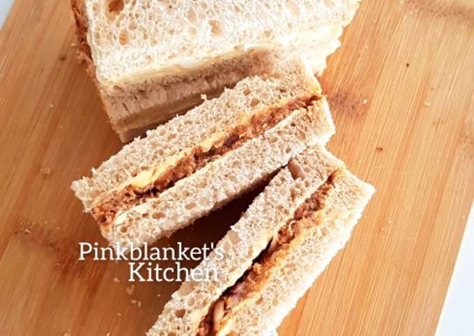 A picture of Canned Mackerel (in tomato sauce) Sandwich.