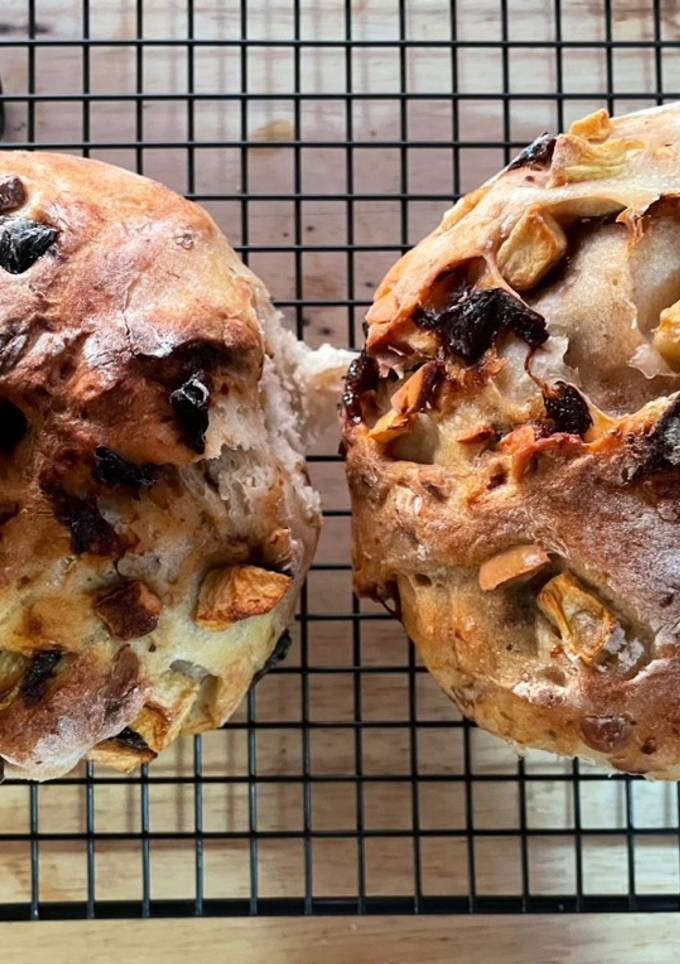 รูปของ ขนมปังช่าง🍞ไส้พรุนอัลมอลด์🍎แอปเปิ้ลอบเชย🍇🌿(Artisan Bread with Prune Almond Apple and Cinnamon)