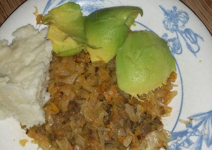 A picture of MixedBeef&cabbage and ugali with Avocado.