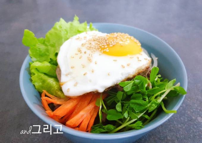 A picture of Bibimbap (Korean Rice Bowl with Beef and Vegetables).