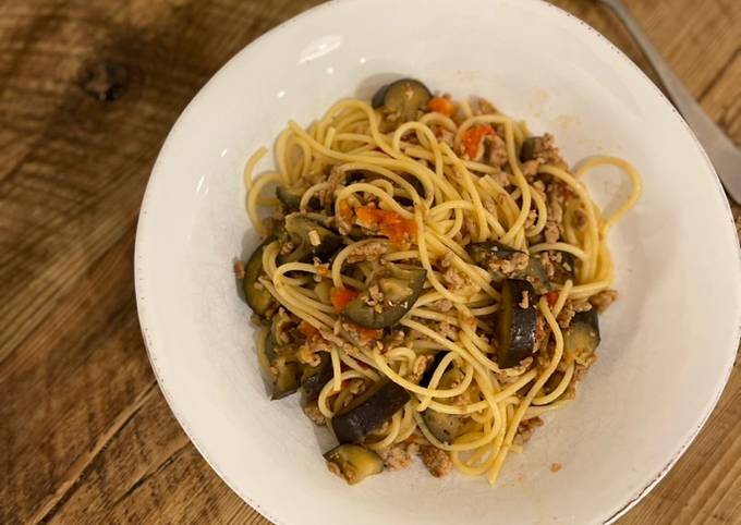 A picture of 🍝 Aubergine, beef mince, fresh tomatoes pasta.