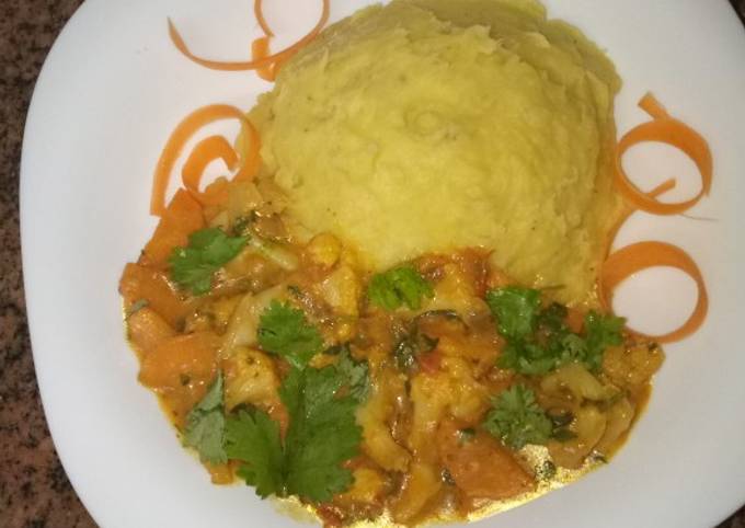 A picture of Mashedmatoke and vegetables curry #4week challenge.