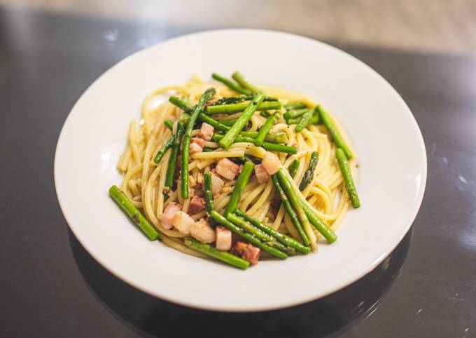 A picture of Pasta with wild asparagus and pancetta.