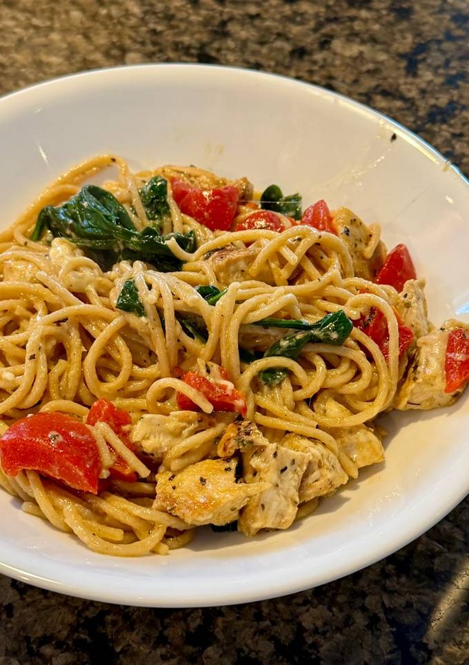 A picture of Lemon garlic chicken spinach pasta.