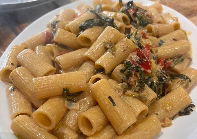 A picture of Quick and delicious sour cream rigatoni pasta with leek, pepper and spinach.