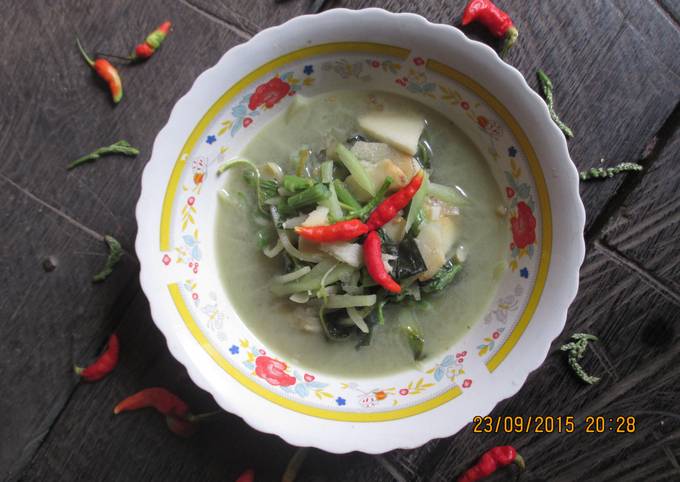 A picture of Vegetables with thin coconut milk gravy (SAYUR BOBOR).