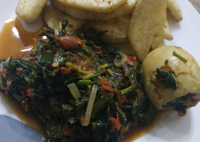 A picture of Fried yam and vegetable sauce.