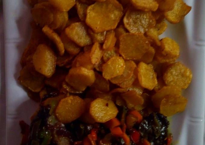 A picture of Fried Irish potatoe with vegetable Sauce.