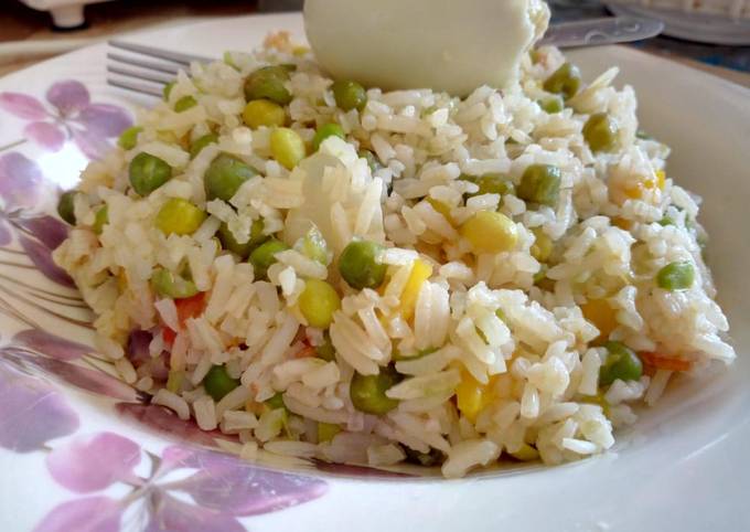 A picture of Fried vegetable rice.