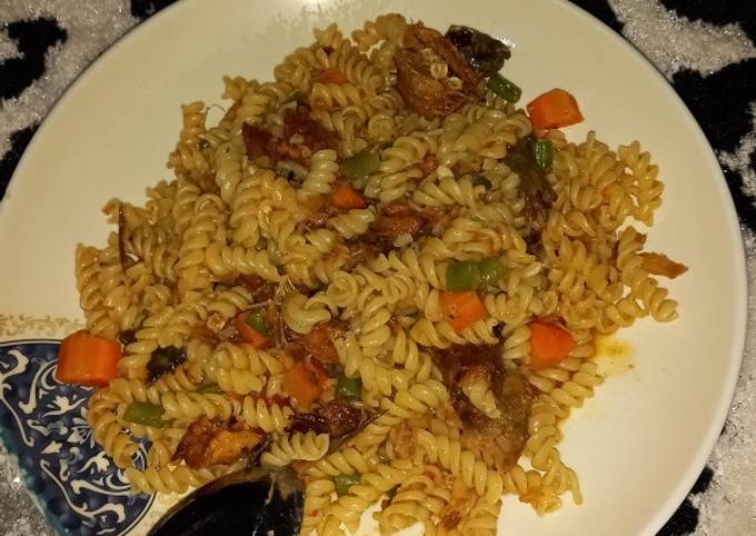 A picture of Macaroni vegetable jollof.