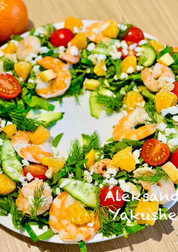 A picture of Salad "Wreath" of spinach with shrimps and tangerine.