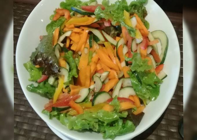 A picture of Lettuce carrot salad.