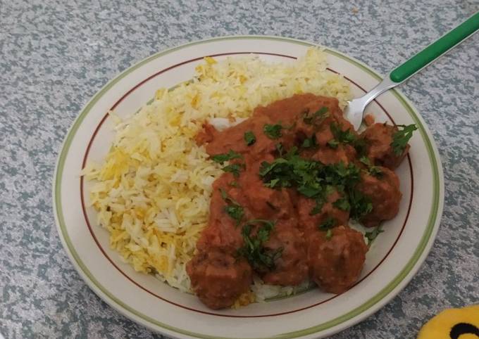 A picture of Meatballs in tomato and coconut sauce😋.