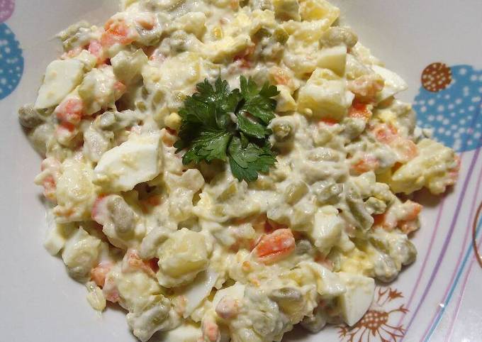 A picture of Macédoine (vegetables, eggs, mayo).