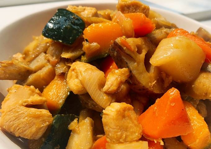 A picture of Sweet soy-sauce boiled vegetables with chicken.