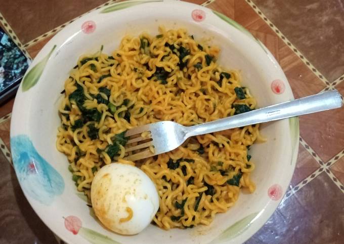 A picture of Indomie, egg and vegetable (ugu).