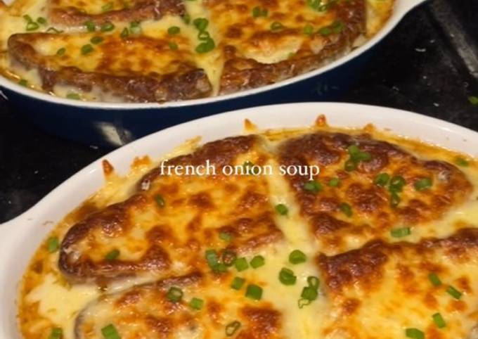 A picture of French Onion Soup.