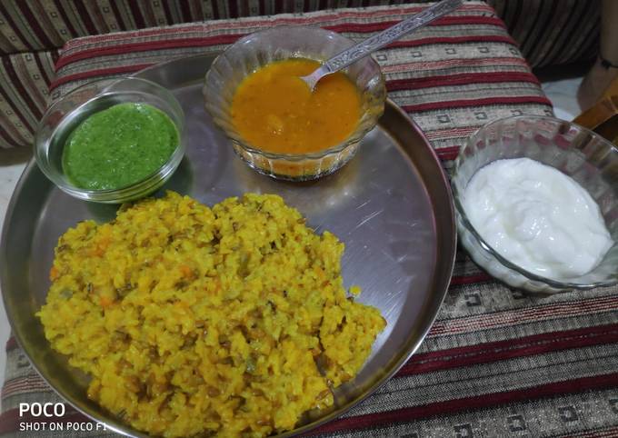 A picture of Vegetable khichdi with dahi launji and chutney.